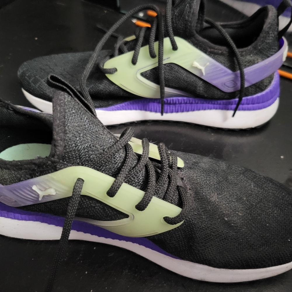 Puma running sneakers size 6 UK size 5. Black mesh running sneakers Comfort shoe